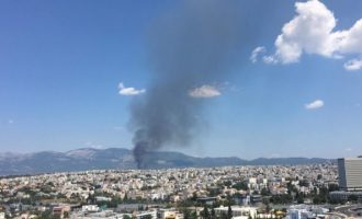 Μάχη με τις φλόγες στο Μενίδι – Πυρκαγιά επεκτάθηκε σε αποθήκη με εύφλεκτα υλικά