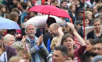 Μόναχο: Μεγάλο συλλαλητήριο κατά της πολιτικής Ζεεχόφερ εναντίον των προσφύγων