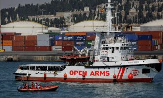 Μάλτα και Ιταλία «έστειλαν» πλοίο με 60 μετανάστες στην Ισπανία