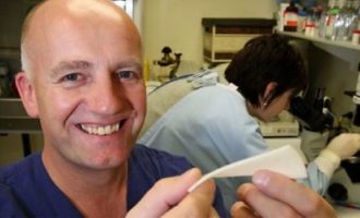 Αυστραλός πλαστικός χειρουργός καταφθάνει Ελλάδα για τους εγκαυματίες