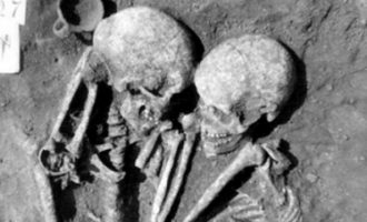 Ο «τάφος των εραστών»: Σκελετοί 3.000 χρόνων βρέθηκαν αγκαλιασμένοι (φωτο)