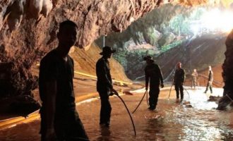 Βγάζουν γρήγορα τα παιδιά από το πλημμυρισμένο σπήλαιο στην Ταϊλάνδη – Έξι αγόρια εκτός σπηλιάς