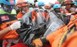 Συνεχίζουν να ψάχνουν για επιζώντες στην Ινδονησία – Στους 131 οι νεκροί από το σεισμό