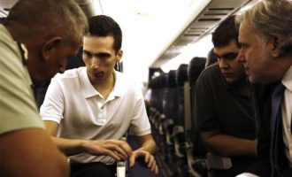 Απελευθέρωση Μητρετώδη-Κούκλατζη: Δείτε φωτογραφίες μέσα από το πρωθυπουργικό αεροσκάφος