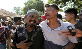 Ξεπέρασαν τους 300 οι νεκροί από τη βιβλική καταστροφή στην Ινδονησία