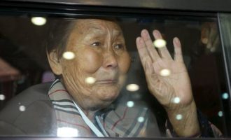 Δάκρυα συγκίνησης: Ταξιδεύουν στη Βόρεια Κορέα για να δουν πρώτη φορά τους ανθρώπους τους