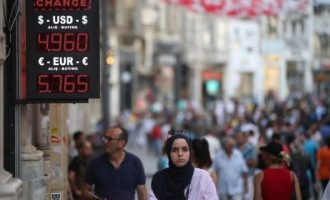 Σε επαγρύπνηση η κορυφαία τράπεζα της Ιταλίας για την τουρκική «βουτιά» – Τι αναφέρει