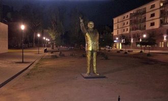 Γερμανοί τοποθέτησαν χρυσό άγαλμα του Ερντογάν σε κεντρική πλατεία
