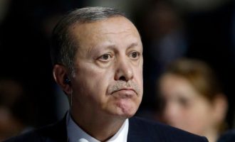 «Παγώνει» όλες τις κρατικές επενδύσεις ο Ερντογάν διότι ξεμένει από λεφτά το… σουλτανάτο