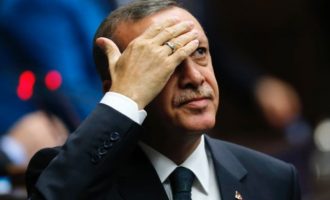 Les Echos: «Μπορεί να είναι και θέμα ωρών η οικονομική ασφυξία της Τουρκίας»