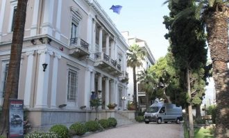 Αντιεξουσιαστές εισέβαλαν  στην ιταλική πρεσβεία απέναντι από τη Βουλή