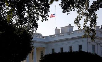 Μεσίστια η σημαία για τον Μακέιν στον Λευκό Οίκο, αλλά μετά από πολλά… σκαμπανεβάσματα