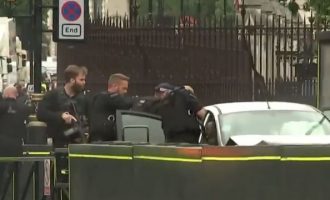 Συναγερμός στο Λονδίνο: Αυτοκίνητο έπεσε στις μπάρες του Κοινοβουλίου – Χτύπησε κόσμο (βίντεο)