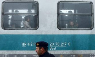 Πρόσφυγες παίζουν τη ζωή τους κορόνα γράμματα για να φθάσουν παράνομα με τρένα στη Γερμανία