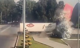 Τρομακτικό δυστύχημα: Nταλίκα πέφτει με ασύλληπτη δύναμη πάνω σε μνημείο (βίντεο)
