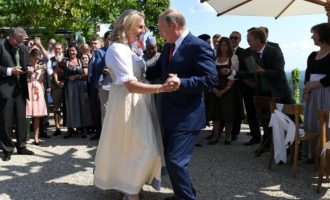 Ο Πούτιν χόρεψε με την Αυστριακή Υπουργό Εξωτερικών στο γάμο της (βίντεο)