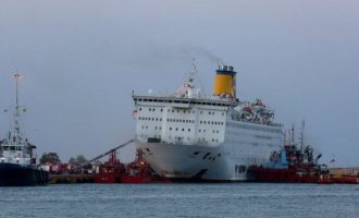 «Κόκκινος» συναγερμός στον Πειραιά – Γιατί ανοίγουν τρύπες στο πλοίο της ΑΝΕΚ