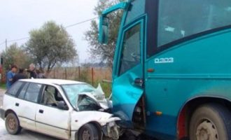 Αυτοκίνητο συγκρούστηκε με τουριστικό λεωφορείο με 50 επιβάτες έξω από τη Θεσσαλονίκη