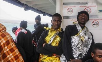 Η Τυνησία ανοίγει λιμάνι για πλοίο με 40 μετανάστες που «μπλόκαραν» Ιταλία-Μάλτα