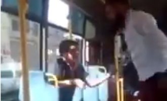 Τούρκος ισλαμιστής ξυλοκοπεί πιτσιρικά επειδή πούλαγε κουλούρια σε λεωφορείο (βίντεο)