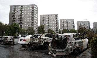 Έβαλαν «μπουρλότο» σε δεκάδες αυτοκίνητα στη Σουηδία – Τι καταγγέλλει ο πρωθυπουργός