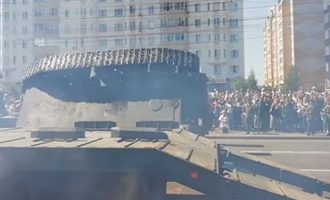 Τανκ ανατράπηκε κατά τη διάρκεια στρατιωτικής παρέλασης στη Ρωσία (βίντεο)