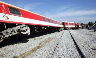 Τρένο με 285 επιβάτες εκτροχιάστηκε και έπεσε στα  βράχια στον Δομοκό