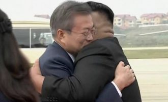Δείτε την υποδοχή-έκπληξη που έκανε ο Κιμ Γιονγκ Ουν στον Νοτιοκορεάτη πρόεδρο (φωτο+βίντεο)