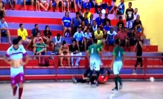 Ποδοσφαιριστής έριξε κουτουλιά και κλώτησε διαιτητή στο κεφάλι (βίντεο)