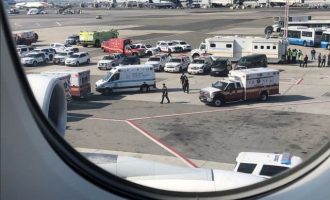19 επιβεβαιωμένα ασθενείς σε αεροπλάνο της Emirates που μπήκε σε καραντίνα στη Νέα Υόρκη