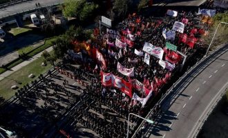 Στους δρόμους οι Αργεντινοί εργαζόμενοι – 36ώρη απεργία κήρυξαν τα συνδικάτα (βίντεο)