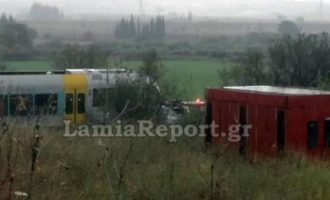Τρένο συγκρούστηκε με αυτοκίνητο, το παρέσυρε σχεδόν 1 χιλιόμετρο