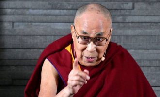 Δαλάι Λάμα: Η Ευρώπη θα γίνει μουσουλμανική ή αφρικανική αν δεν φύγουν οι μετανάστες