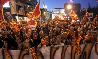 Bloomberg: Τα Σκόπια ψηφίζουν για να λύσουν ένα πρόβλημα εθνικής ταυτότητας ή να το επιτείνουν