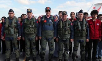 Ο Ερντογάν ντύθηκε πιλότος και κάλεσε τους Τούρκους επιστήμονες στο εξωτερικό να επαναπατριστούν