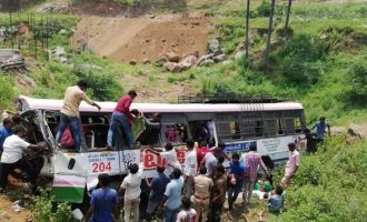 Τραγωδία στην Ινδία: 55 νεκροί από πτώση λεωφορείου σε φαράγγι