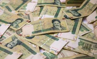 «Χαστούκι» στην οικονομία του Ιράν: Το ριάλ έχασε το 75% της αξίας του υπό την πίεση των ΗΠΑ