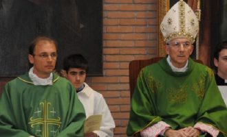 Ιταλός ιερέας: Να πληρώνουν φόρο όσες φοράνε νυφικό με αποκαλυπτικό ντεκολτέ