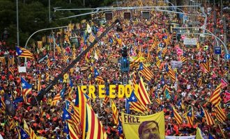 Στους δρόμους βγήκαν ένα εκατομμύριο Καταλανοί  – «Θέλουμε την ανεξαρτησία μας»