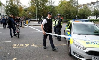 Αυτοκίνητο έπεσε πάνω σε πεζούς έξω από τέμενος στο Λονδίνο