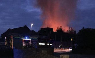 Στις φλόγες δημοτικό σχολείο στην περιοχή Ντάγκεναμ στο Λονδίνο