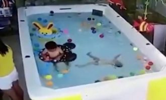 Μάνα παίζει με το κινητό και ξεχνάει στην πισίνα το παιδί που παραλίγο να πνιγεί (βίντεο)