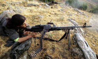 Κούρδοι αντάρτες σκότωσαν τρεις Τούρκους στρατιώτες και τραυμάτισαν τέσσερις ενώ κατέβαιναν από ελικόπτερο