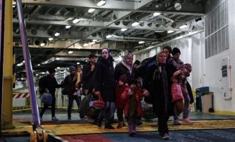 Ακόμα 400 πρόσφυγες αναχωρούν με πλοίο από Λέσβο για Πειραιά