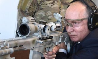 Πώς δοκίμασε ο Πούτιν το νέο Καλάσνικοφ με την τεχνική «ελεύθερου σκοπευτή» (βίντεο)