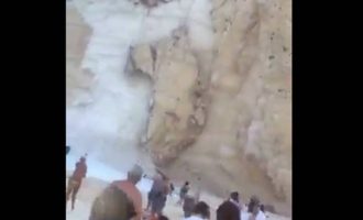ΣΟΚ: Η στιγμή που ο βράχος ξεκολλά και γκρεμίζεται στo Ναυάγιο! (βίντεο)
