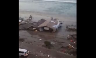 Τσουνάμι «καταπίνει» σπίτια στην Ινδονησία μετά τον σεισμό των 7,5 Ρίχτερ (βίντεο)
