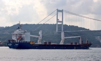 Συριακό εμπορικό πλοίο που του έχουν επιβληθεί κυρώσεις πέρασε τον Βόσπορο φορτωμένο σιτάρι