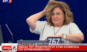 Ο Τσίπρας συνθλίβει τη Σπυράκη μέσα στο Ευρωπαϊκό Κοινοβούλιο και εκείνη… παίζει με τα μαλλιά της (βίντεο)