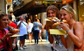 Aπίστευτο: Πρόστιμο έως και 500 ευρώ στους τουρίστες που τρώνε στο δρόμο
